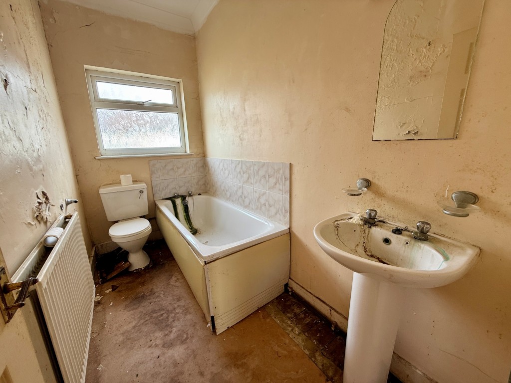 Lot: 140 - DOUBLE FRONTED HOUSE IN NEED OF REFURBISHMENT - Upstairs bathroom with W.C.